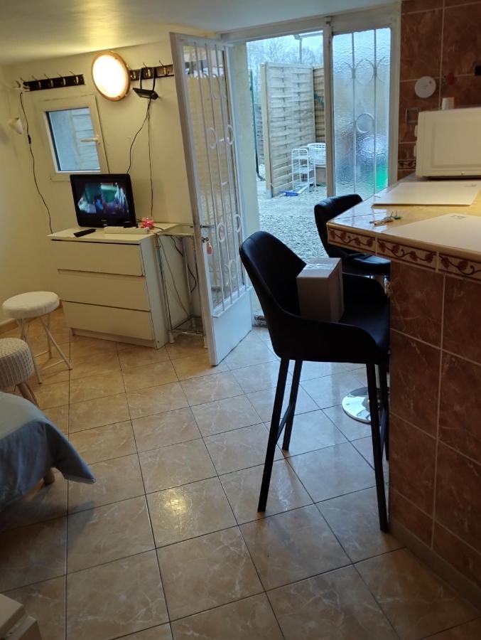 Studio Meuble Avec Piscine Partagee La Ferte-Gaucher Екстер'єр фото